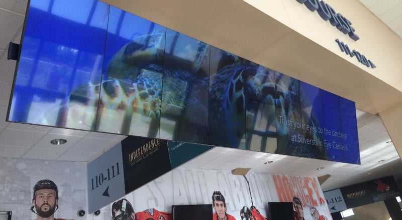جدار فيديو معلق في ساحة NHL يعرض إعلانا لمراكز سيلفرشتاين للعيون