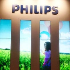 كشك حلول اللافتات من Philips مع الإعلان على حائط الفيديو في بورصة اسطنبول 2017 أمستردام