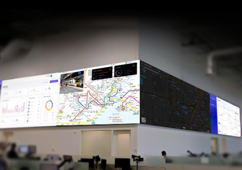  حائط فيديو في غرفة تحكم NOC تعرض خرائط النقل ولوحات معلومات البيانات