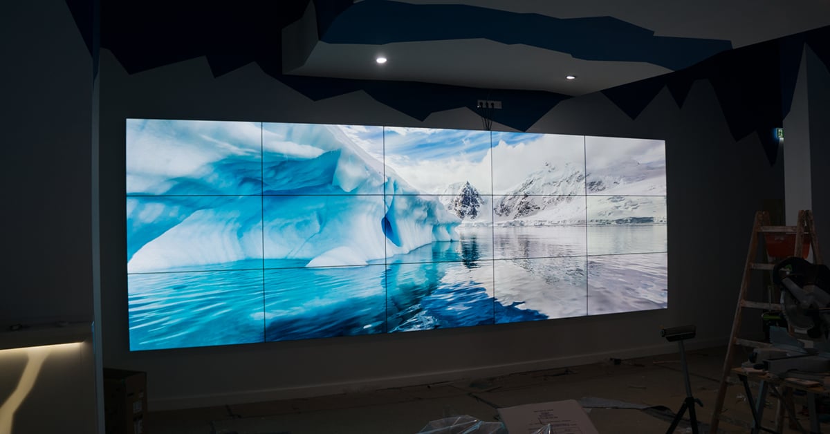 جدار فيديو لشريط الجليد Angiyok ، الذي يعرض الأنهار الجليدية في القطب الشمالي لتجربة غامرة