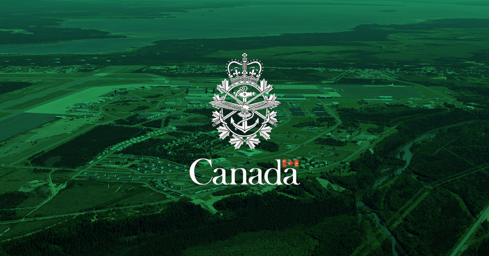 شعار القوات المسلحة الكندية الأبيض ، يتمحور حول صورة خضراء متراكبة لقاعدة