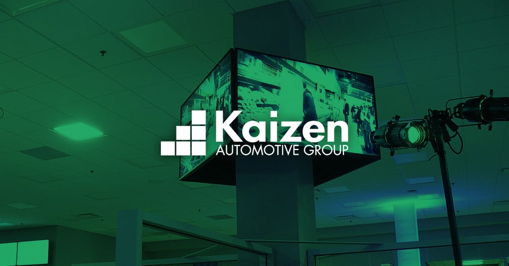 حائط فيديو يعرض إعلان سيارة في وكالة مملوكة لمجموعة كايزن للسيارات مع تراكب أخضر وشعار