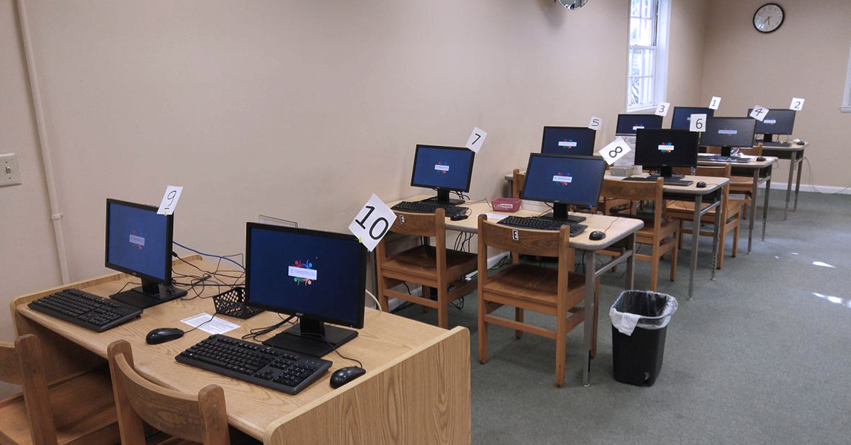 8 محطات عمل في غرفة كمبيوتر في مكتبة مونرو كانتري العامة ، تدار بواسطة سطح المكتب المستخدم