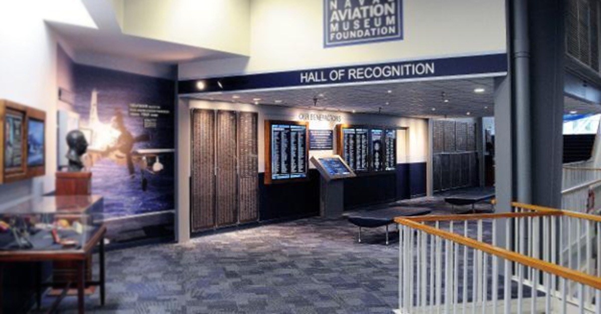 المتحف الوطني للطيران البحري قاعة فارغة من الاعتراف ، مع جدران الفيديو لعرض الاعتراف بالمانحين