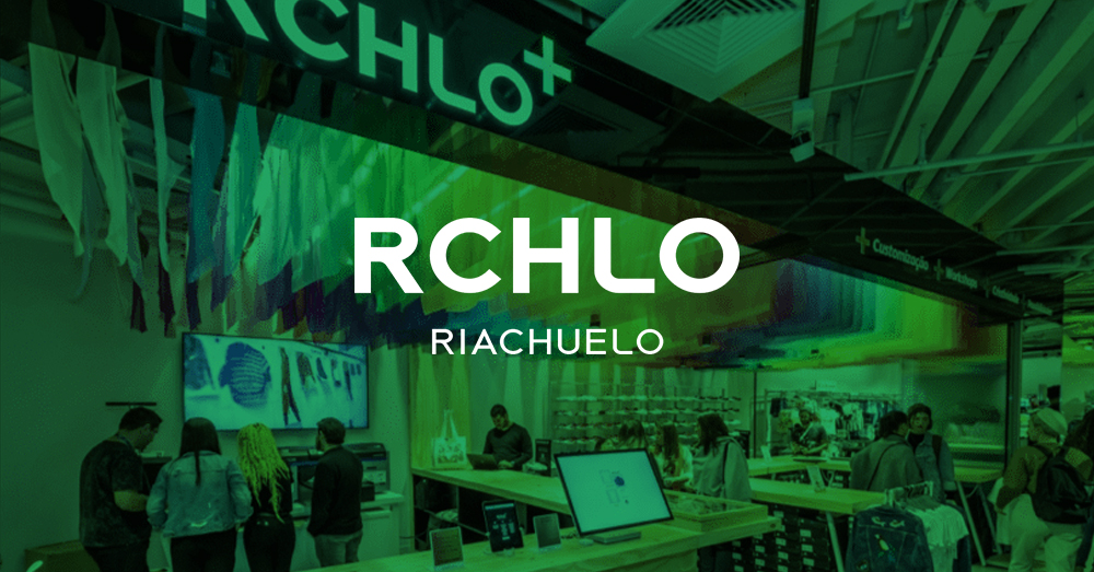 متجر Riachuelo الرائد في ساو باولو مع جدار فيديو مدعوم من Userful مع تراكب أخضر وشعار