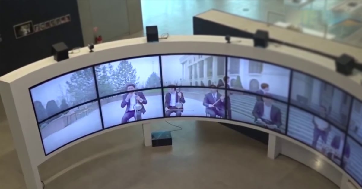 شاشات حائط فيديو منحنية تعرض الموسيقيين بواسطة nClouding بالشراكة مع Userful التي نشرها المعهد الكوري لأبحاث الفضاء الجوي