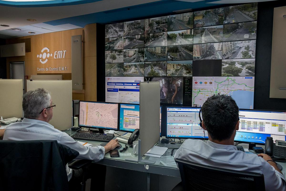 مركز التحكم EMT مع العمال الذين يراقبون ظروف العبور من خلال محطات العمل الخاصة بهم وجدار فيديو يعرض طرق العبور واللقطات الحية والبيانات