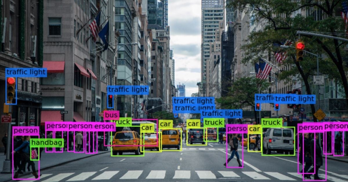 شارع المدينة مع الأشخاص وإشارات المرور والسيارات والحافلات والشاحنات وحقائب اليد التي تم تسليط الضوء عليها عبر برنامج التعرف البصري الذكاء الاصطناعي