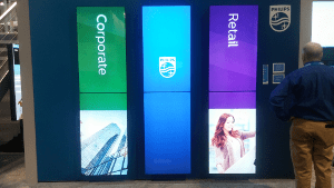 حائط فيديو مكون من 6 لوحات يعرض إعلانات Philips
