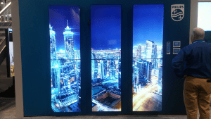 جدار فيديو مكون من 6 لوحات من Philips يعرض وسط المدينة ليلا