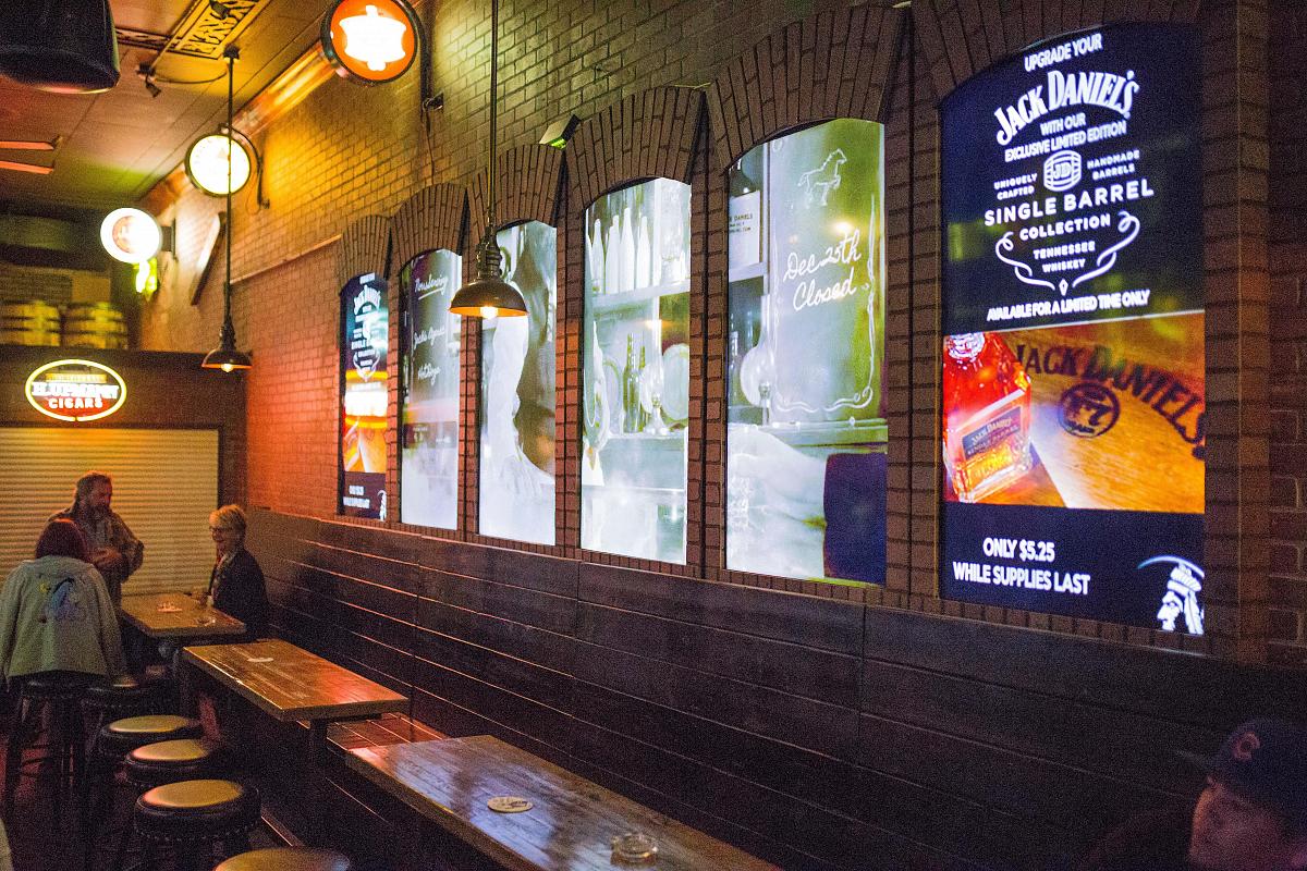 جدران فيديو على طراز النافذة في Smokin' Joe's Pub ، تعرض الإعلانات والفنون المرئية