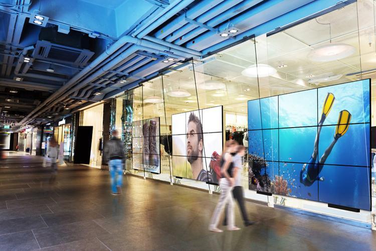 العديد من جدران الفيديو المفيدة الكبيرة في رواق المركز التجاري ، وعرض الإعلانات والفن