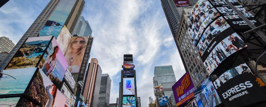 تمتلئ ساحة تايمز سكوير في مدينة نيويورك بجدران الفيديو واللافتات الرقمية في النهار