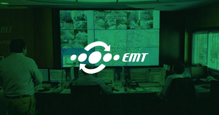 يراقب موظفو EMT عمليات النقل من خلال محطات العمل الخاصة بهم وجدار فيديو يعرض لقطات الكاميرا الحية وخرائط النقل ومواقع الويب ذات التراكب الأخضر والشعار