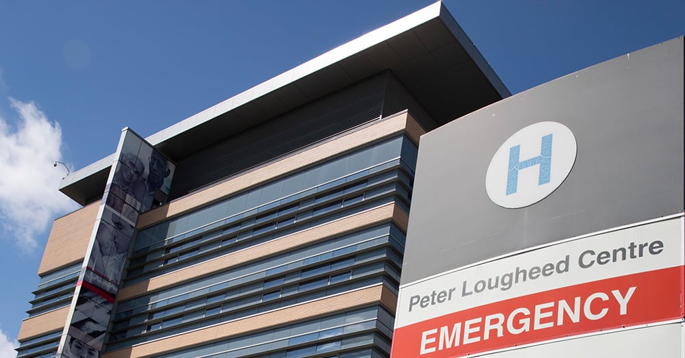 صورة لعلامة الطوارئ الخاصة بمستشفى مركز بيتر لوجيد، ومبنى المستشفى مقابل سماء زرقاء