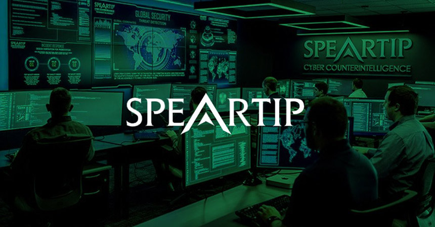 مركز عمليات الأمن Speartip Cyber CounterIntelligence مع جدران فيديو تعرض البيانات ، والعمال في محطات العمل مع تراكب أخضر وشعار