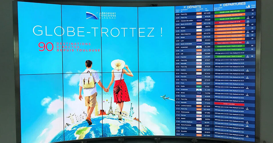 جدار فيديو في مطار تولوز بلانياك يعرض أوقات الإعلان والمغادرة للرحلات الجوية