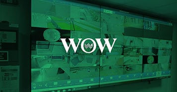 جدار فيديو يعرض لقطات الكاميرا الحية في غرفة التحكم في العمليات الأمنية في عالم النبيذ البرتغالي الذي تديره منصة Userful مع تراكب أخضر وشعار